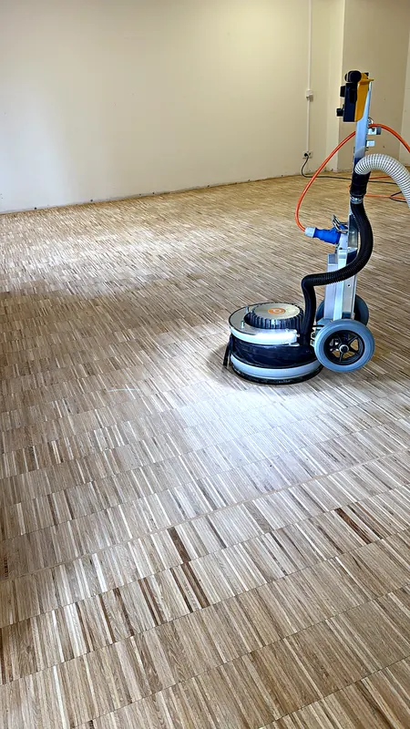 Parkettschleifmaschine auf frisch geschliffenem Mosaikparkett